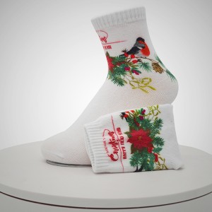 Digital bedruckte Socken mit Buchstabenmuster „RRY“.