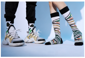 Meias masculinas engraçadas personalizadas e confortáveis ​​em cores puras, logotipo de meias masculinas
